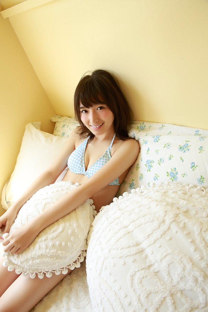 「結果良ければ全て良し」の色紙を持つ涼花ちゃん