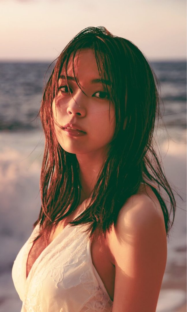 小林由依 水着