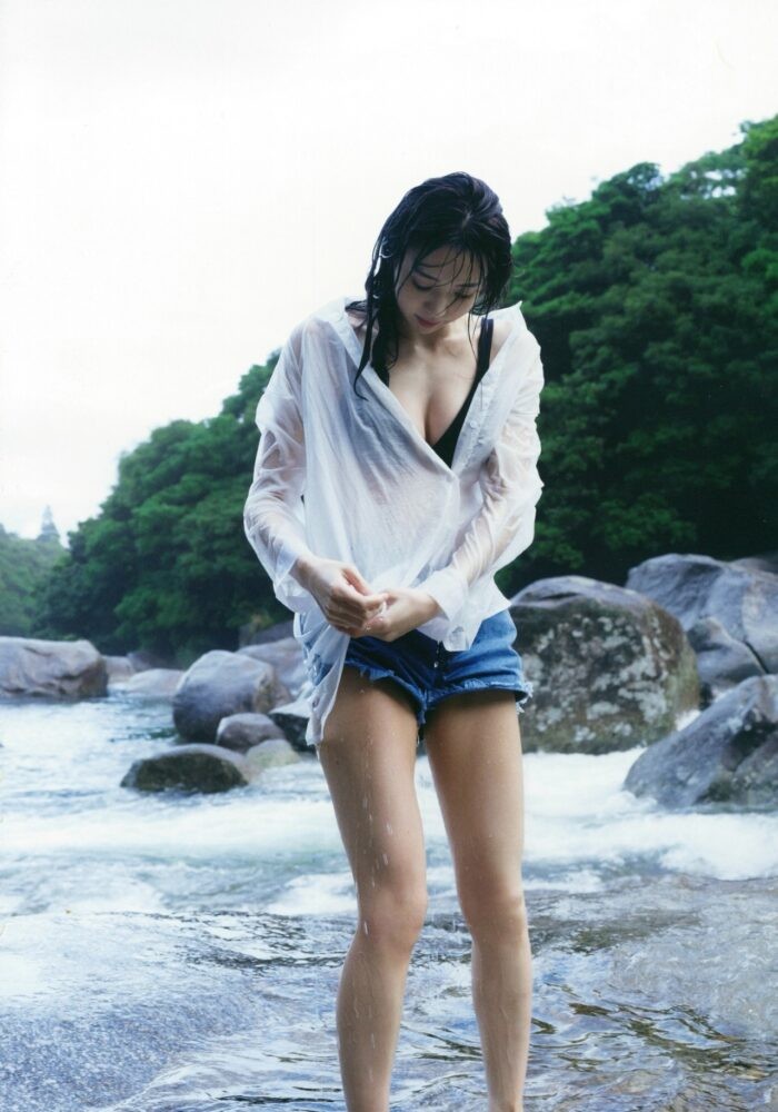 小林由依 水着