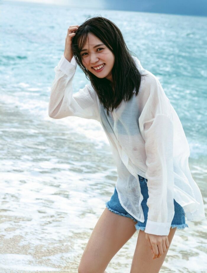 小林由依 水着