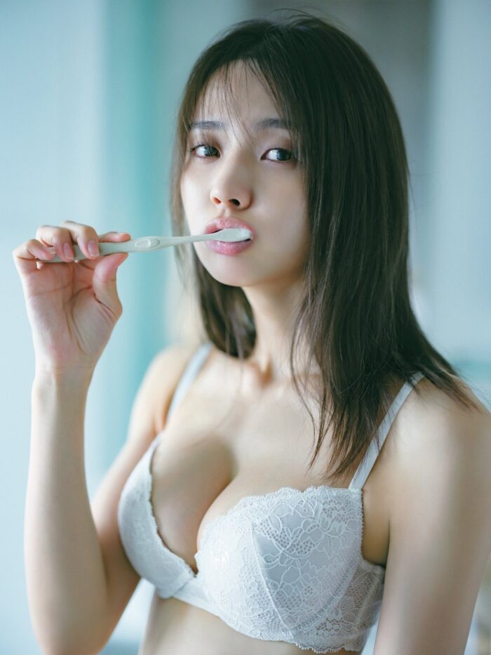 小林由依 水着