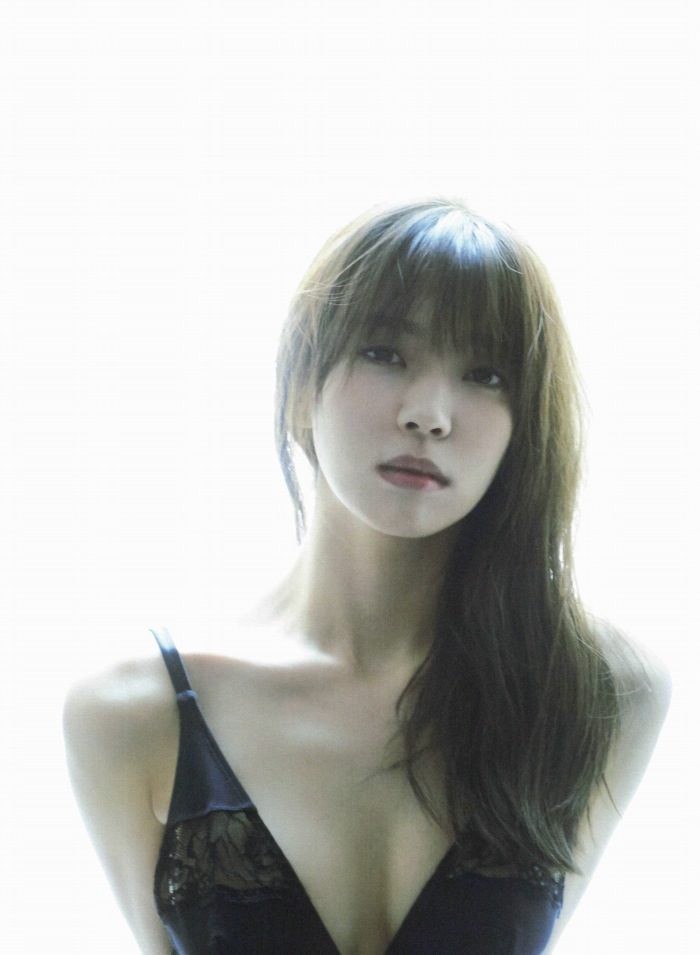 小林由依 水着