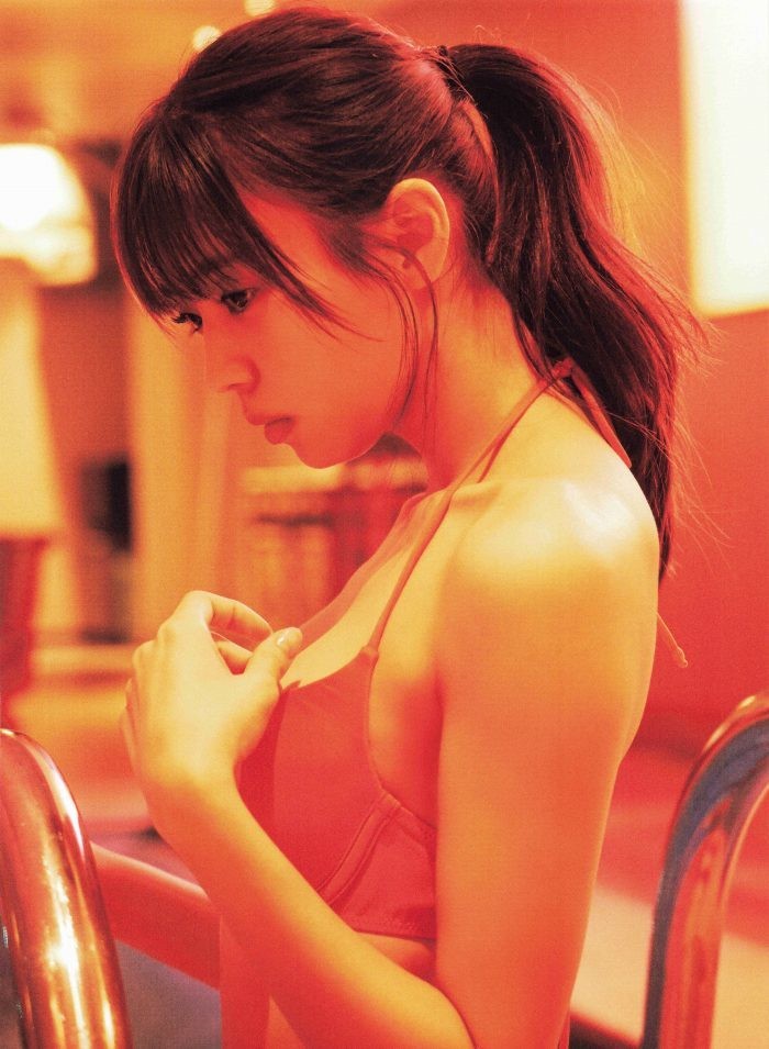 小林由依 水着