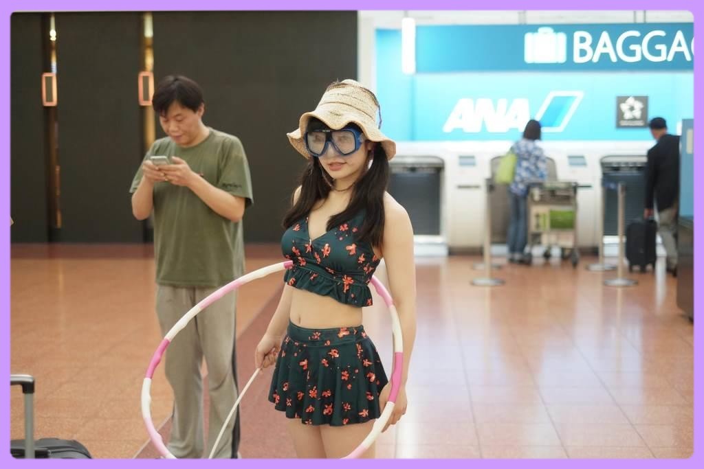 飛行機に乗る前に、水着姿で準備万端なちあきちゃん。