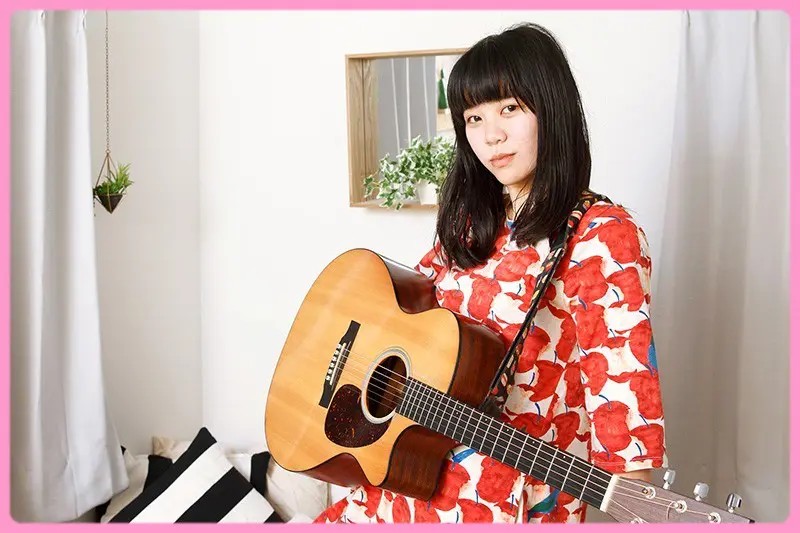 ライブで熱唱する、ちあきちゃん。