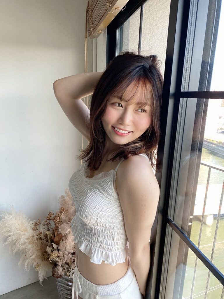 秋吉優花、HKT48を彩るみかん色の笑顔！ プロフィールから水着グラビアまで、ゆかちゃんの魅力全開！